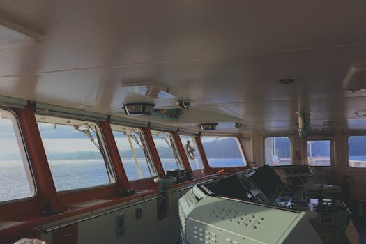 Ghidul Complet al Carierei de Marinar în 2026: Certificări STCW, Training Maritim și Simulare Avansată 4 Interior view of a ship's bridge with panoramic sea view in Spain.