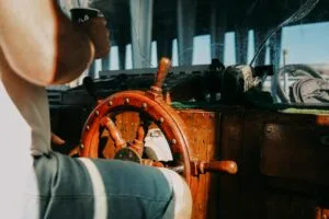 Read more about the article Joburi Offshore România 2026: Cum să Accesezi Oportunități de Carieră Ca Navigator și Importanța Echipamentelor de Siguranță la Bord