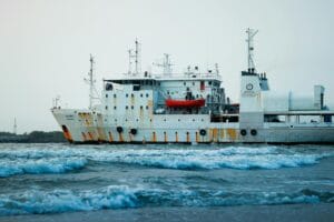 Read more about the article Comparație Curs Navigație Offshore Preț București vs Alte Orașe: Ghid Alegere Beneficii