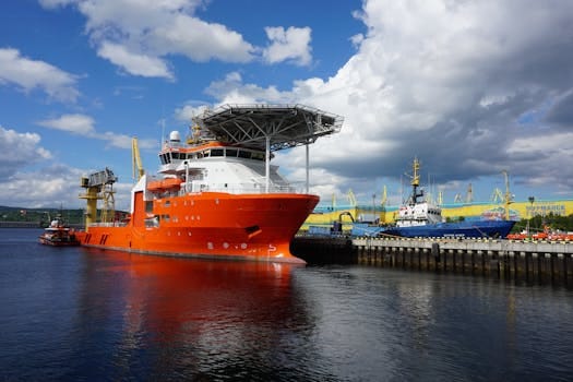 Cum Transformă Tehnologiile Moderne Cursurile STCW în România pentru o Carieră de Succes pe Mare 2 Colorful ships docked at the Murmansk harbor in Russia under a cloudy sky.