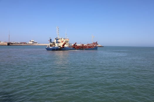 Cum Transformă Tehnologiile Moderne Cursurile STCW în România pentru o Carieră de Succes pe Mare 4 A vessel in the harbor of Cádiz, Spain, under a clear blue sky, showcasing coastal activity.