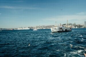 Read more about the article Cum să Alegi Între Diferența Tradițional vs Online Curs Ofițer Punte STCW pentru Certificare Management Maritim