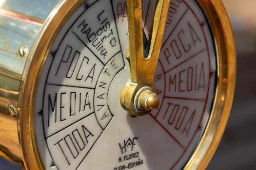 Cum să Soluționezi Problemele Comune de Trecere a Examenului pentru Marinar Profesionist 3 Detailed view of a vintage ship's telegraph dial with Spanish text in sunlight.