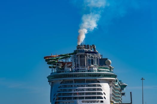 Cum să Soluționezi Problemele Comune de Trecere a Examenului pentru Marinar Profesionist 4 Top view of a cruise ship's smokestack emitting smoke against a clear sky in Cádiz port.