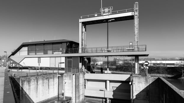 Black and white photo of a floodgate in Hamburg, showcasing engineering design.