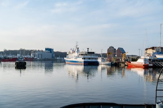 Recenzii ale Centrelor de Formare STCW din România pentru o Carieră Maritimă de Succes 2 Peaceful harbor scene in Kołobrzeg, Poland, featuring boats and reflections on a calm day.