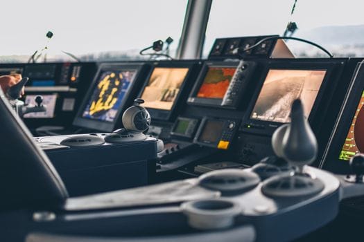 Cum să Alegi Echipament Siguranță Maritim Reglementat pentru Navigație Oceanică 4 High-tech nautical cockpit showcasing advanced navigation systems and controls.
