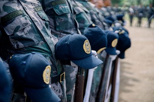Cum să Alegi Între Cursurile ECDIS și RADAR ARPA pentru Certificatul STCW Navigație pe Timp de Noapte 2 Close-up of uniformed police officers standing in formation with caps on display outdoors.