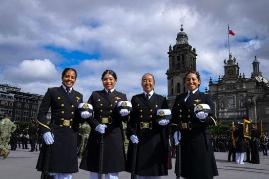 Cum să Alegi Între Cursurile ECDIS și RADAR ARPA pentru Certificatul STCW Navigație pe Timp de Noapte 3 Four female officers in naval uniforms pose proudly during a military parade in Mexico City.