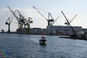 Imagine cu concepte de comparație a contractelor, documente și notițe, ideal pentru ghiduri de negociere eficientă.