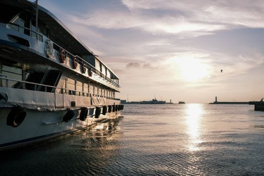 Cum să Compari Costurile pentru Certificatul STCW: Diferența Module 2010 vs 1995 4 A picturesque view of a yacht moored at a harbor during a serene sunset, enhancing a tranquil ambiance.
