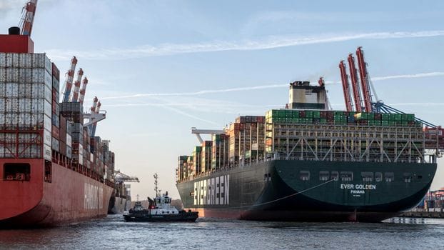 Cum să Maximizezi Oportunitățile de Angajare prin Curs Ofițer Mecanic Specializat 4 Cargo ships in Hamburg port loaded with containers, showcasing busy maritime logistics.