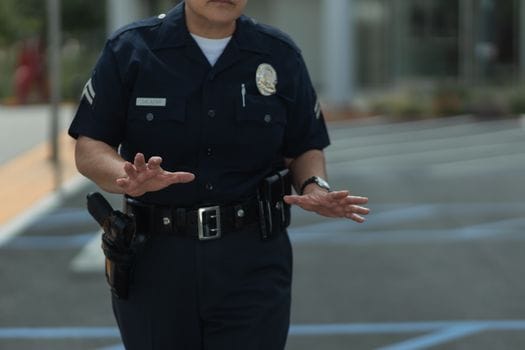 Cum să Obții Certificarea Avansată ca Ofițer Mecanic de Navă: Ghid Complet 3 A police officer in uniform making gestures outdoors in a parking lot.