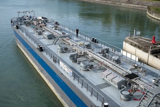 Cum să Obții Certificatul Radio VHF GMDSS pentru Navigația Pe Mări Internaționale 3 Aerial view of an industrial oil tanker docked at a harbor, showcasing modern maritime technology.