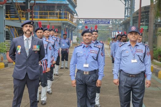 Cum să Obții Certificarea Avansată ca Ofițer Mecanic de Navă: Ghid Complet 4 Group of Indian security personnel in blue uniforms standing in formation outdoors.