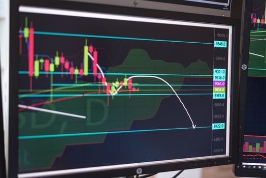 Cum să Optimizezi Siguranța Cargo Containere cu Cursuri Maritime Specializate 2 Close-up of a cryptocurrency trading chart displayed on a monitor, showing market trends and analysis.