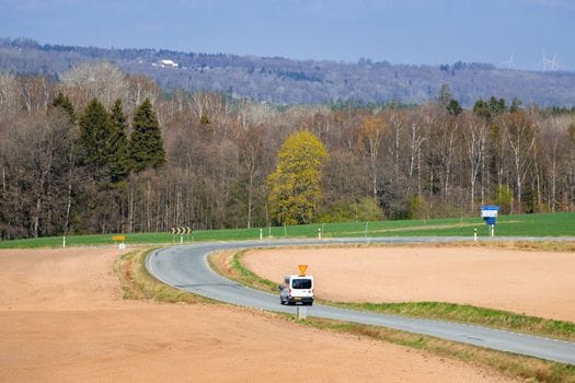 Cum să Tranzitionezi de la Curs Navigator Fluvial la Carieră Maritimă Globală 4 Serene countryside view with a winding road in Jönköping, showcasing a tranquil rural landscape.