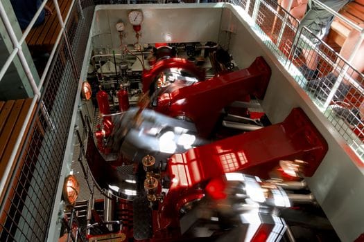 Cursuri Online RYA Navigație și Securitate vs Opțiuni Tradiționale: Ghid Complet pentru Certificare 4 Dynamic red machinery in action at a facility in Brienz, Switzerland, showcasing industrial technology.