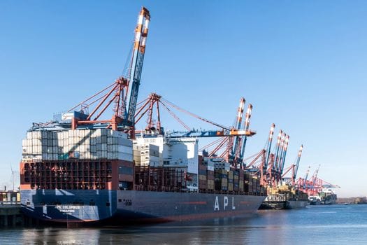 Ghid Complet: Cum să Îmbunătățești Abilitățile Gestionare Stres Maritim prin Cursuri Specializate 2 Panorama of container ships and cranes at Hamburg port on a clear day.
