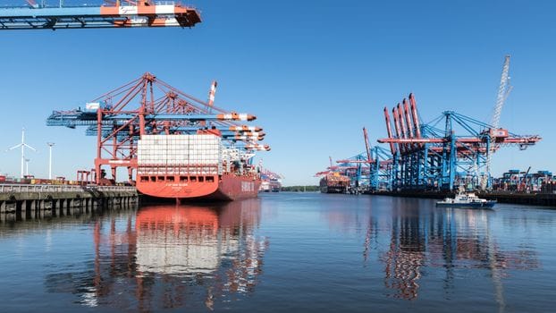 Ghid Complet: Cum să Îmbunătățești Abilitățile Gestionare Stres Maritim prin Cursuri Specializate 3 Large container ship moored at Terminal Burchardkai in Hamburg, showcasing logistics and iconic port views.