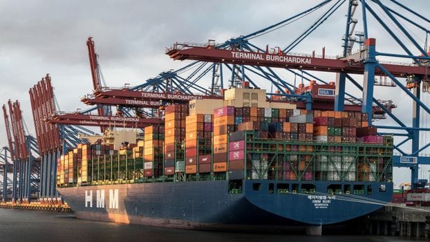 Ghid Complet: Cum să Îmbunătățești Abilitățile Gestionare Stres Maritim prin Cursuri Specializate 4 Cargo ship docked at Terminal Burchardkai, Hamburg. Industrial shipping scene.
