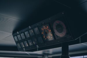 Read more about the article Academie Nautică Tradițională vs Program Intensiv de Vară: Alegerea Perfectă pentru Certificarea STCW