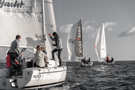 Care Este Impactul Cursurilor STCW Online asupra Meseriilor Maritime Căutate în România în Iulie 2026? 3 Exciting yacht race in Sochi showcasing teamwork and competitive sailing on the open sea.