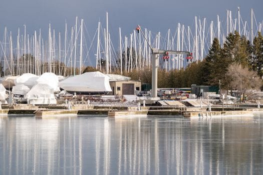 Care Este Impactul Cursurilor STCW Online asupra Meseriilor Maritime Căutate în România în Iulie 2026? 4 Winter view of a Toronto marina with wrapped boats and clear ice.