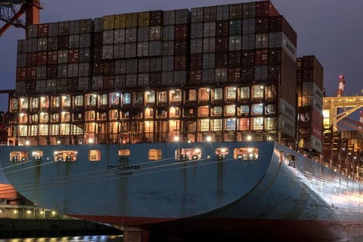 Care sunt avantajele certificărilor STCW în România în 2026 pentru ofițerii maritimi? 4 Large container ship Edith Maersk docked at Hamburg harbor during evening lights.