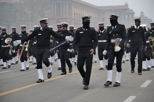 Cum Înfluențează Certificarea STCW Accesul la Joburi pe Mare pentru Absolvenții Academiei Navale din România? 3 Military band marching in Delhi, showcasing uniforms and discipline on a city street.