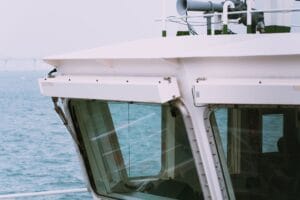 Read more about the article Cum influențează noile cerințe STCW din 2026 carierele navale ale tinerilor sub 25 de ani în România?
