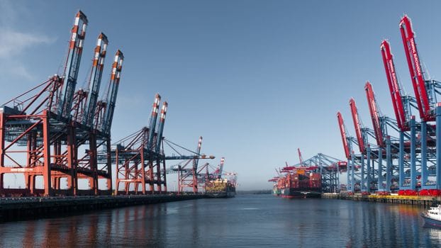Cum să alegi corect cursurile STCW pentru o carieră de succes pe mare 2 Panoramic view of Hamburg's bustling container terminal highlighting cranes and cargo ships.
