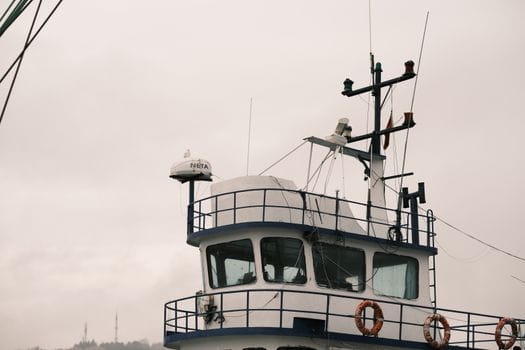 Ghid complet pentru obținerea certificatelor STCW necesare în cariera maritimă 2 Close-up view of ship's bridge against a cloudy sky, showcasing nautical architecture.