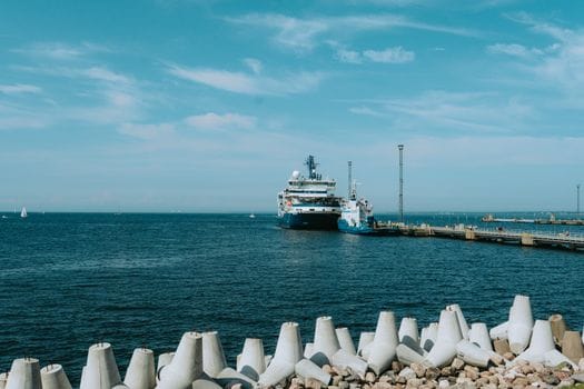 Pași esențiali pentru obținerea certificatelor STCW: ghid complet 3 Scenic view of a cruise ship docked at Tallinn Harbor, capturing Estonia's coastal charm.