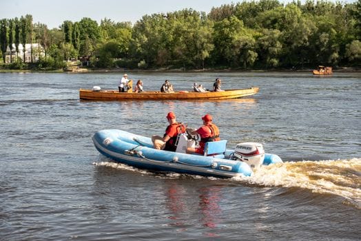 Top 5 Inițiative de Educație Maritimă care Transformă Cariera pe Mare în România, Vară 2026 4 Two boats navigating a scenic river, enjoying leisure activities on a sunny day.