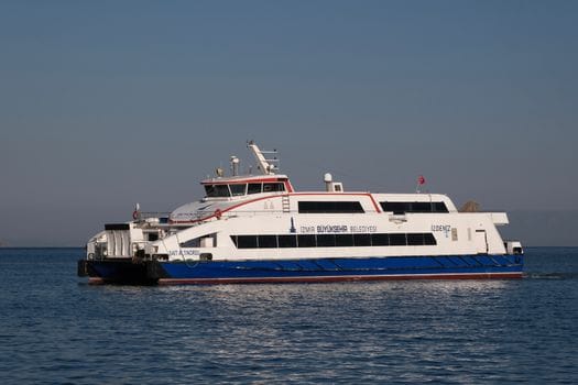 Top 7 Reglementări IMO care Transformă Educația Maritimă în România în Iulie 2026 4 Ferryboat İZDENİZ on the Aegean Sea near İzmir, Türkiye, under clear skies.