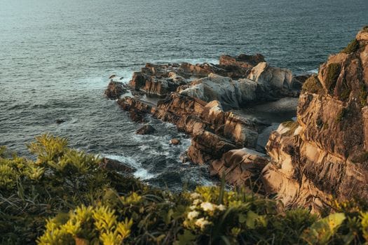Top 8 Oportunități Educative STCW pentru Marinarul Român, Iulie 2026 2 Breathtaking view of rocky seaside cliffs in Ibaraki, Japan during sunrise, showcasing nature's beauty.