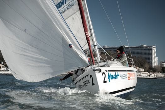 Top 8 Oportunități Educative STCW pentru Marinarul Român, Iulie 2026 3 Sailing yacht in a regatta near the Russian coast, capturing the thrill of open sea racing.