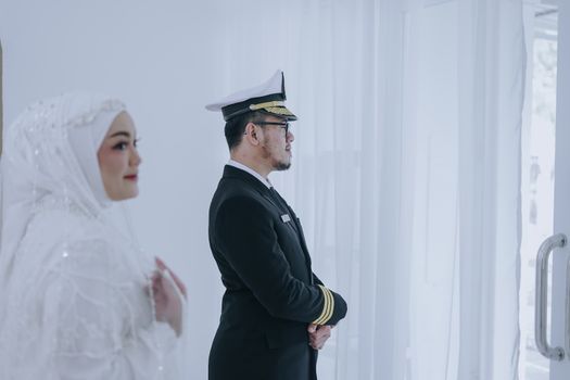 Top 8 Schimbări IMO care Reformează Certificarea Maritimă și Carierele pe Mare în România 4 Bride in white veil and groom in uniform in a serene wedding moment indoors.