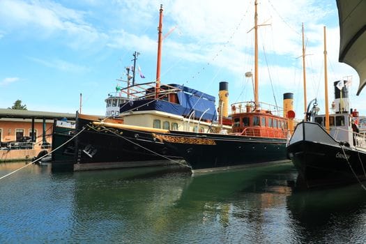 Training Maritim Avansat vs Cursurile de Bază STCW: Ce Alegi pentru Cariera ta în Vară 2026? 2 Docked historic ships at İstanbul harbor under clear skies, showcasing vintage maritime design.