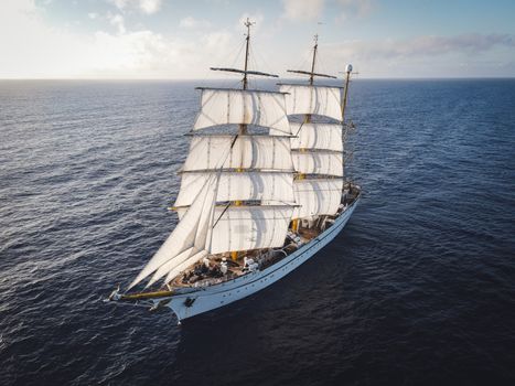 Academia Maritimă Admitere 2026 vs Certificat STCW Rapid: Ce Alegere Te Avantajează? 2 A grand tall ship with full sails navigates across the vast ocean, capturing the spirit of adventure.
