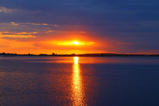Cum Poți Accesa Cele Mai Atractiv Remunerate Locuri de Muncă pentru Marinari în România, August 2026? 4 Capture the breathtaking sunset over Bucharest Lake with vibrant colors reflecting on the water.
