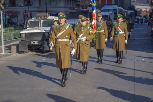 Cum Te Influențează Pregătirea STCW din Vară 2026 la Redactarea Scrisorii de Intenție pentru Angajarea pe Mare? 3 Uniformed military officers marching in a parade in Santiago, Chile under a clear sky.