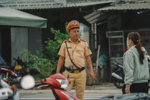 Cum Te Influențează Pregătirea STCW din Vară 2026 la Redactarea Scrisorii de Intenție pentru Angajarea pe Mare? 4 A police officer in uniform directing traffic on a bustling city street.