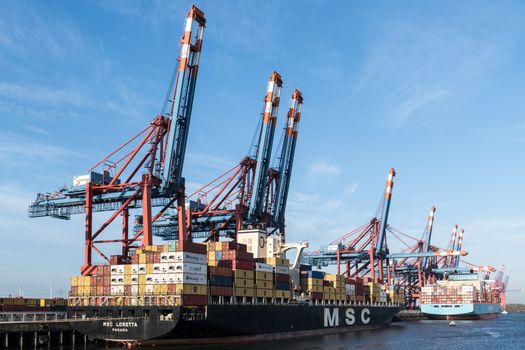 Este Costul sau Flexibilitatea Principalul Avantaj al Cursurilor Online pentru Certificarea STCW în România, August 2026? 4 Container ships and cranes at Hamburg port showcasing bustling shipping activity.