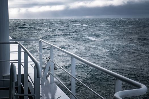 Este Recunoscut un Curs STCW din România pentru Angajarea la Companiile Internaționale în 2026? 4 Dramatic sea view during stormy weather from a ship's deck, showcasing turbulent waters.