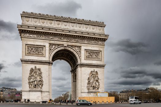 Poate Face Diferența Scrisoarea de Motivație la Angajarea ca Marinar în România în 2026? 2 Capture of Arc de Triomphe, Paris on a cloudy day, showcasing historic architectural grandeur.