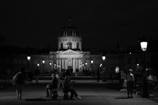 Poate Face Diferența Scrisoarea de Motivație la Angajarea ca Marinar în România în 2026? 4 Black and white photo of people on Pont des Arts with Institut de France at night.