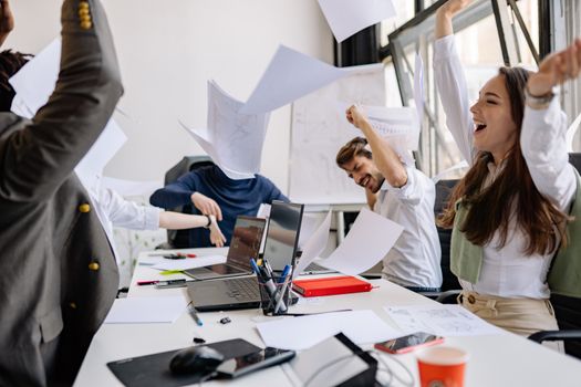 Scrisoarea de Intenție vs Cerințele pentru Angajare: Ce Contează Mai Mult în Cariera Maritimă? 2 Group of diverse business professionals celebrating success in a modern office setting.