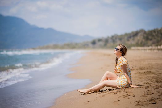Top 5 Instrumente de Automatizare SEO pentru Cursuri și Certificări STCW în România 2 A woman sits on a sunny beach, enjoying the summer waves and warm sand.